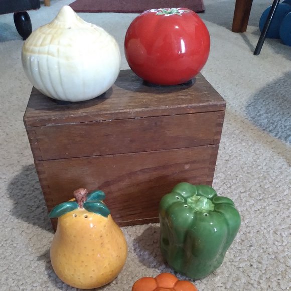 5 Vintage Vegetable/Fruit Salt and Pepper - Picture 1 of 6